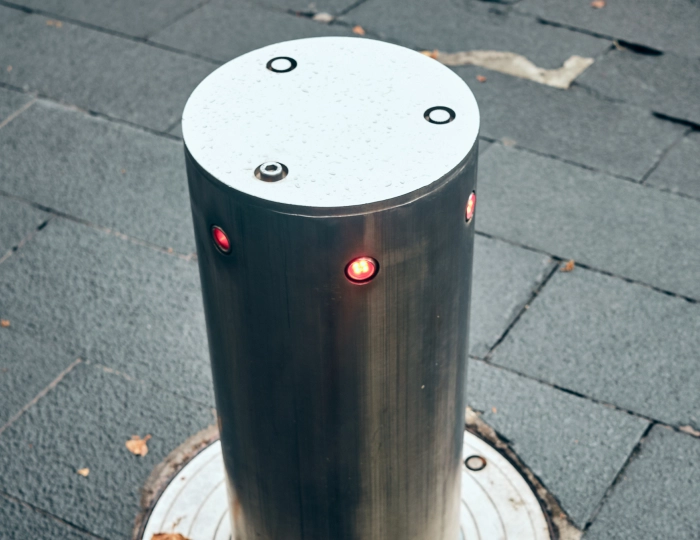Controlling traffic bollards